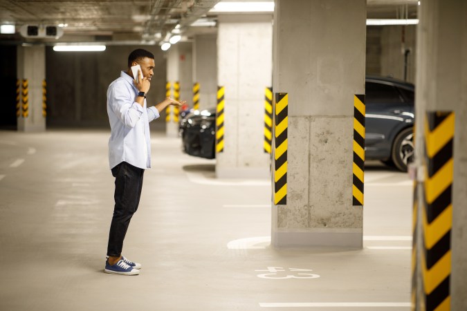 soñar con auto estacionado