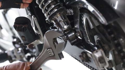 Cómo ajustar la suspensión de tu moto para ganar seguridad y rendimiento