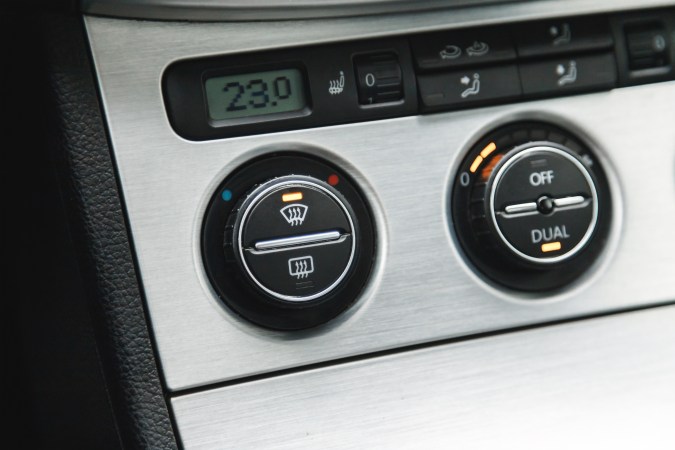 ¿Qué es el defroster en un espejo?