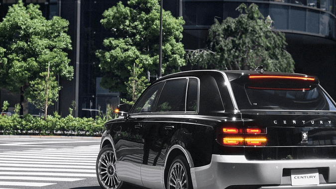 ¿Cuál SUV de lujo comprar? Toyota Century o Bentley Bentayga