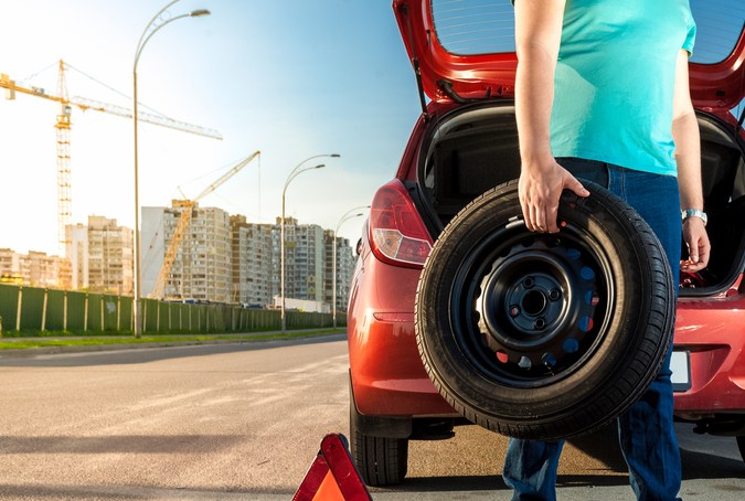 ¿Se vence la llanta de repuesto?