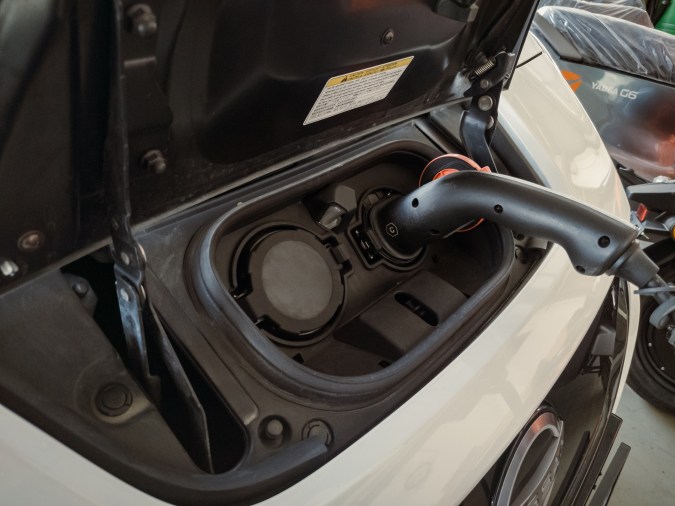 Por qué es más caro reparar un auto eléctrico que uno de combustión