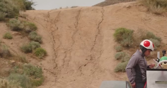 Youtuber revoluciona mundo de los autos con Mario Kart casero