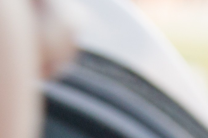 Riesgos de conducir con una sola mano en el volante