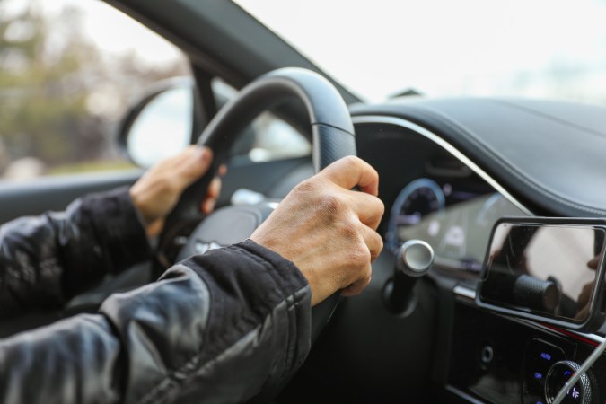 Cómo ajustar la altura del volante del carro