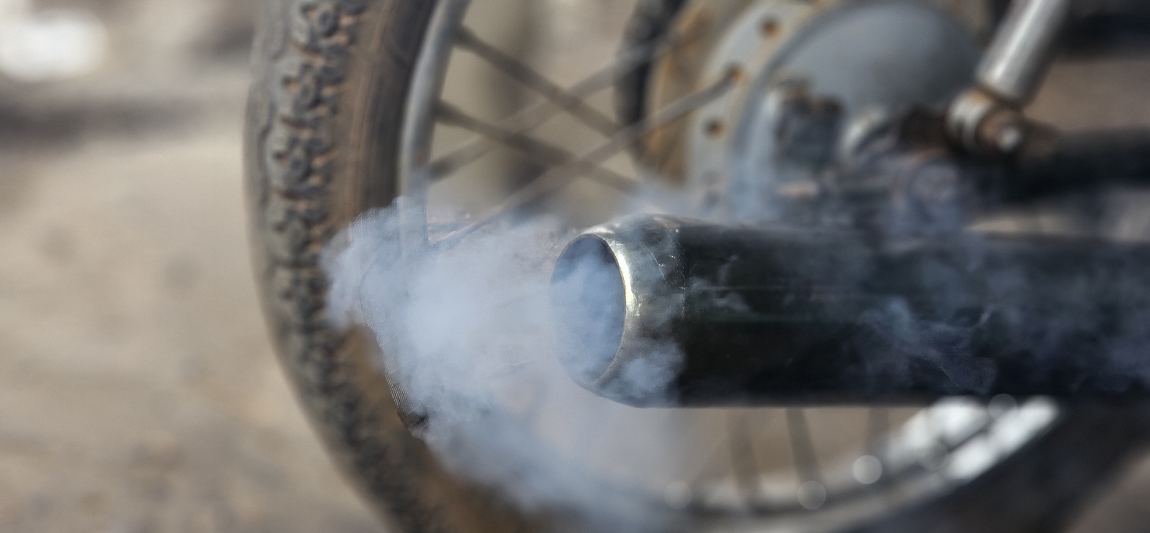 Las 5 causas del humo blanco en motos y cómo resolverlas