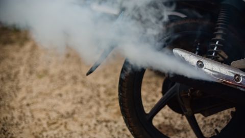 Las 5 causas del humo blanco en motos y cómo resolverlas