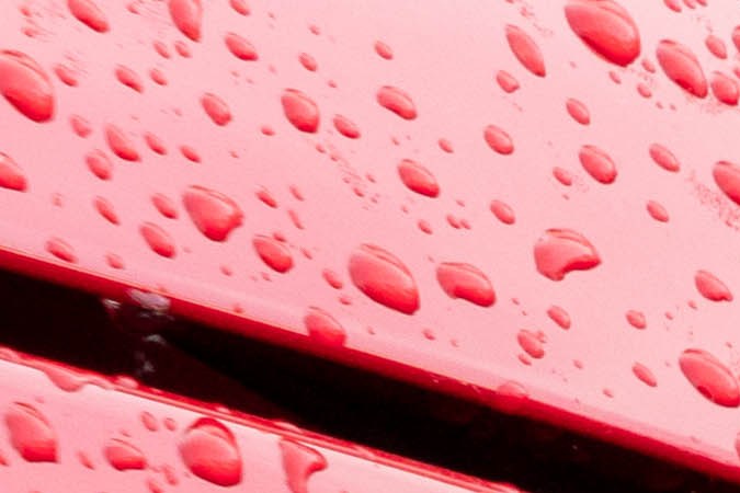 Cómo cargar un auto eléctrico si está lloviendo