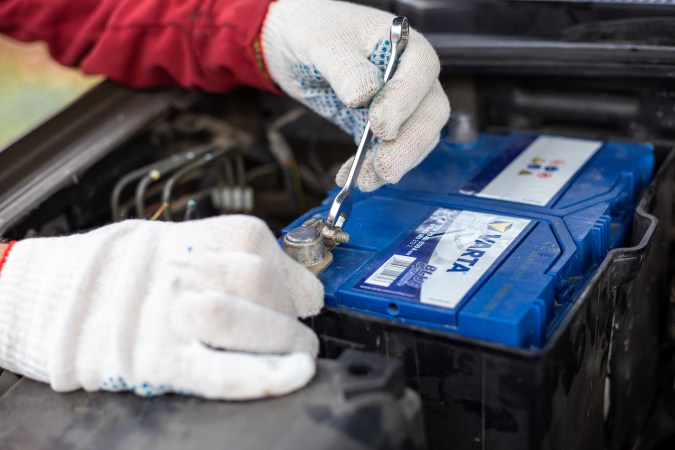 Qué cable conectar primero al instalar una batería de auto