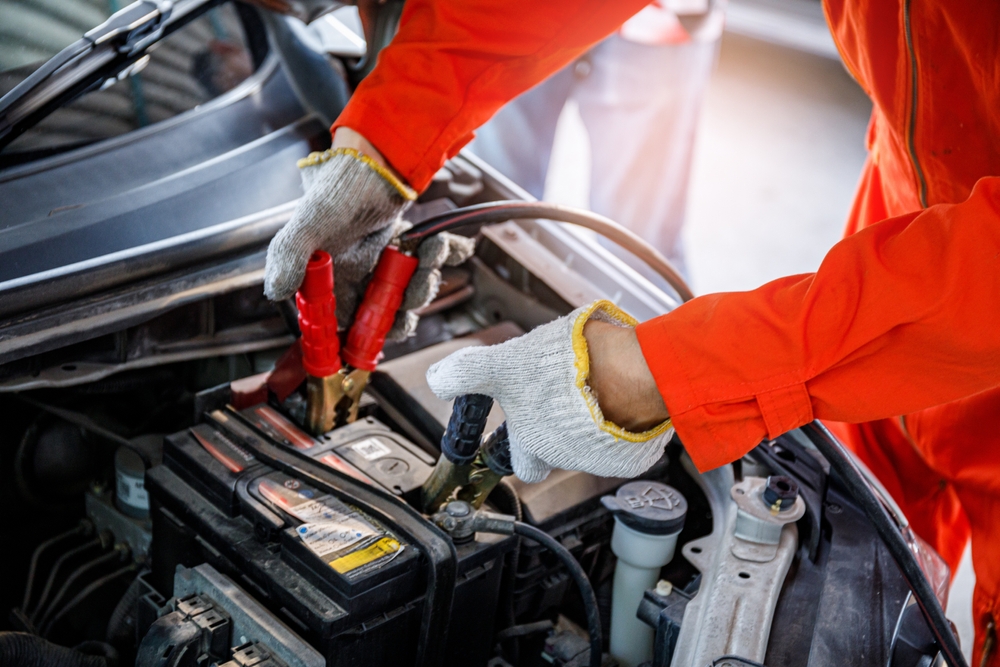 Qué cable conectar primero al instalar una batería de auto