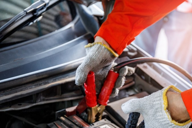 Qué cable conectar primero al instalar una batería de auto