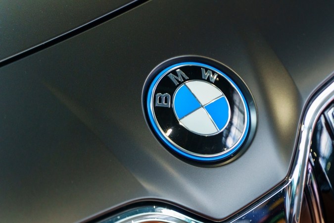 BMW llama a revisión masiva de autos por falla en frenos