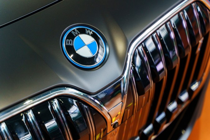 BMW llama a revisión masiva de autos por falla en frenos