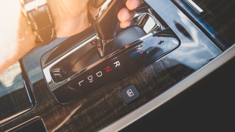 Por qué la caja de cambios automática golpea al pasar las marchas
