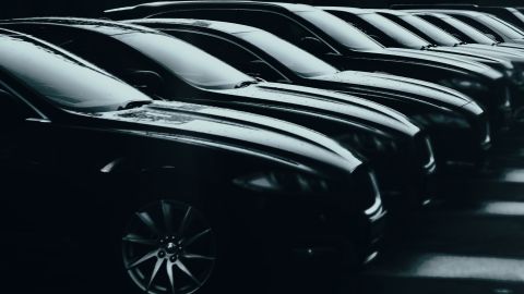Autos de marcas no premium que desafían a los modelos de lujo en 2024