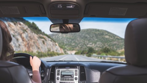 Auto inteligente despierta a conductor con vibraciones y alarmas