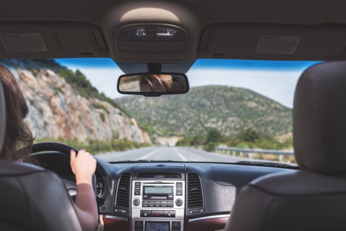 Auto inteligente despierta a conductor con vibraciones y alarmas