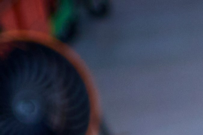 Mecánico ajustando las llantas de un trailer grande con una máquina