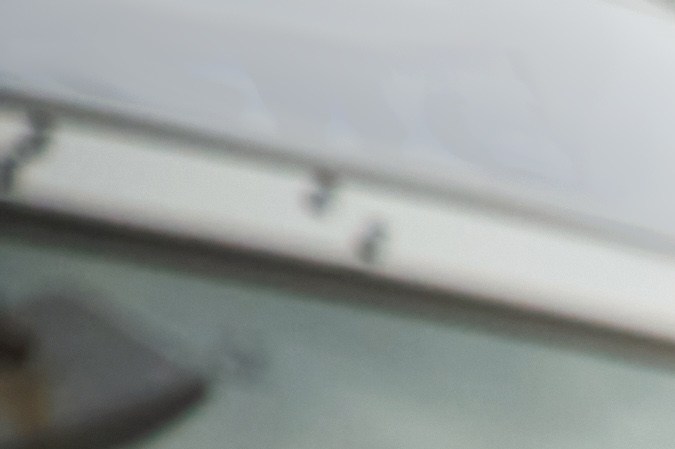 hombre joven con varios modelos de trailers para comprar