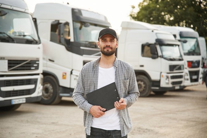 hombre joven con varios modelos de trailers para comprar