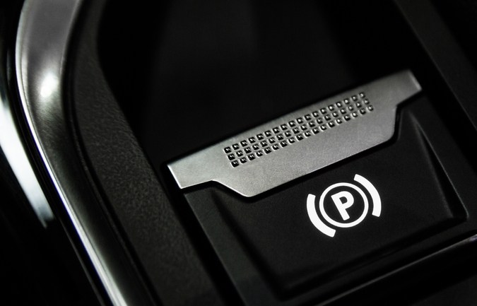 Consecuencias de activar el freno de mano mientras conduces