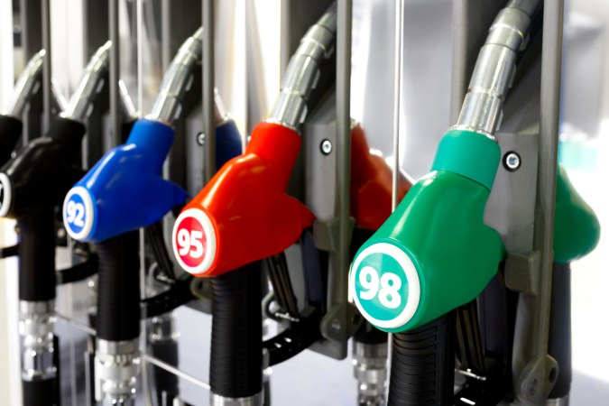 Gasolina 95 vs 98: ¿qué le ocurre a un híbrido al mezclarlas?