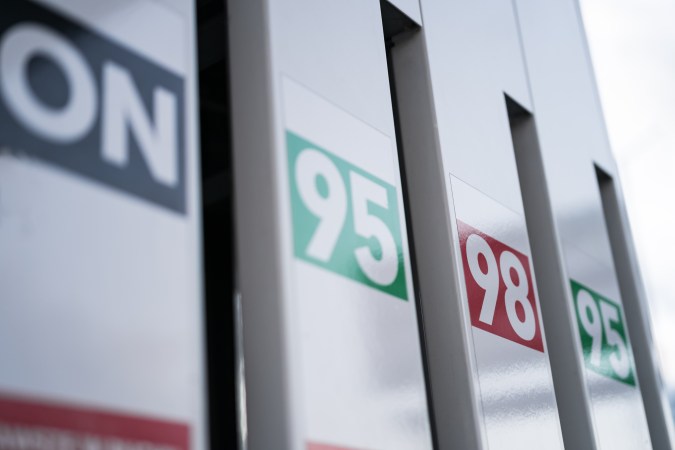 Gasolina 95 vs 98: ¿qué le ocurre a un híbrido al mezclarlas?
