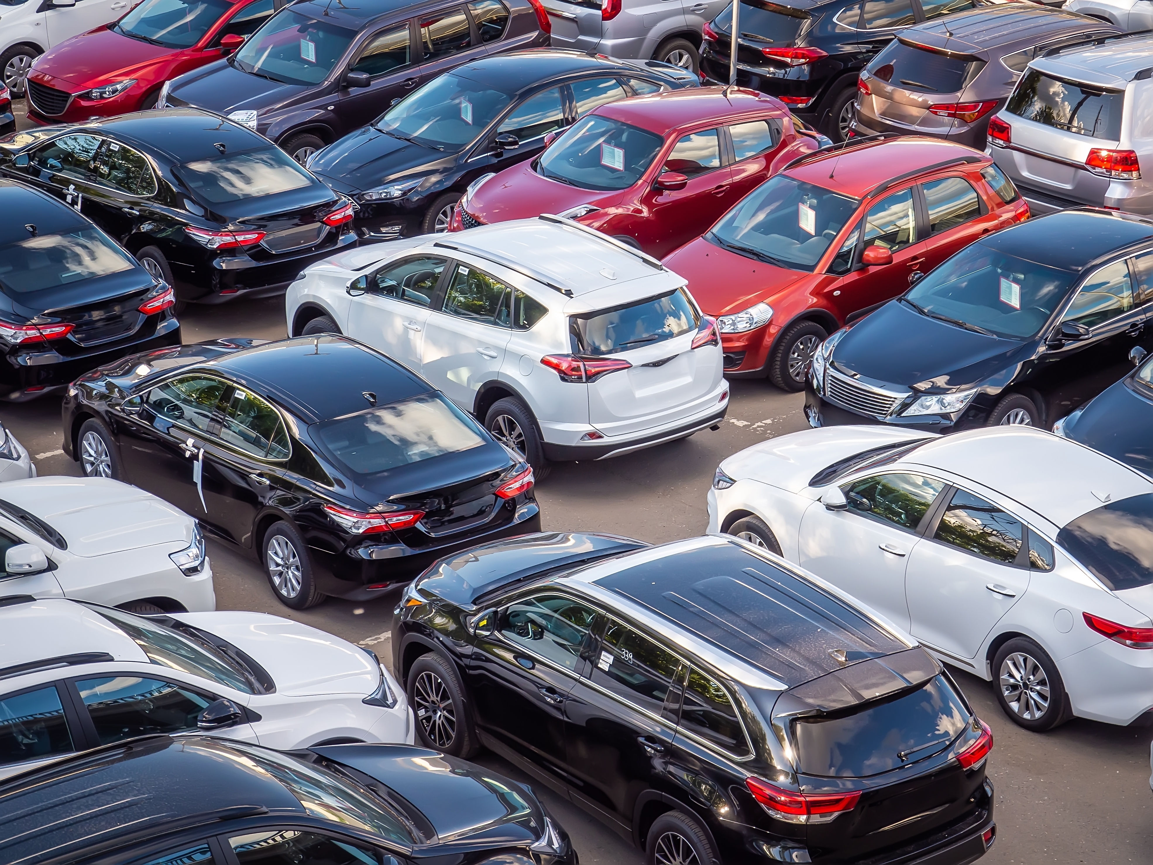 Qué gastos cobra un concesionario de autos