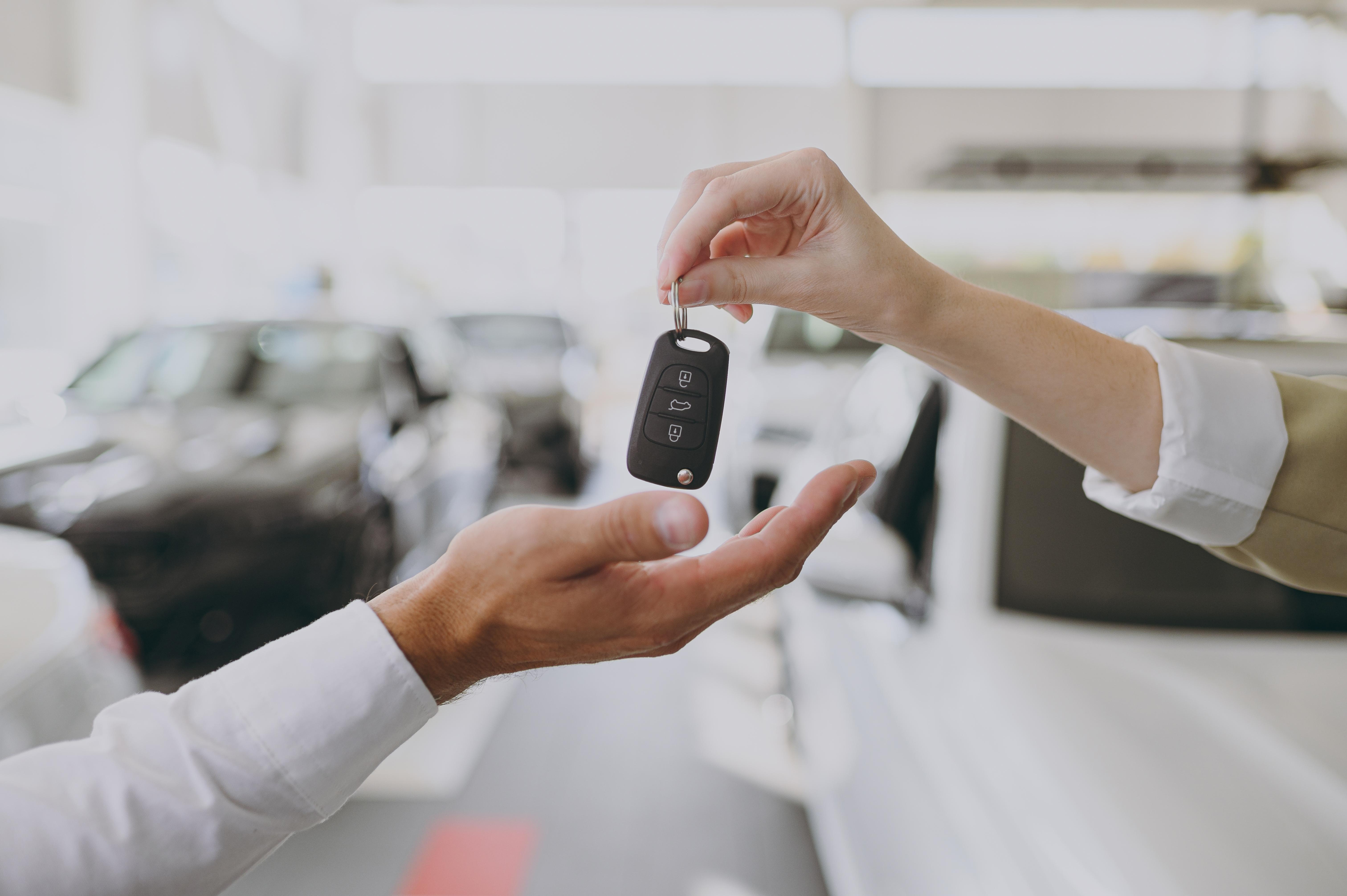 Qué gastos cobra un concesionario de autos