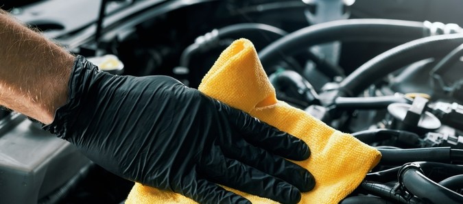 Trucos para dejar tu auto limpio y brillante con aceite