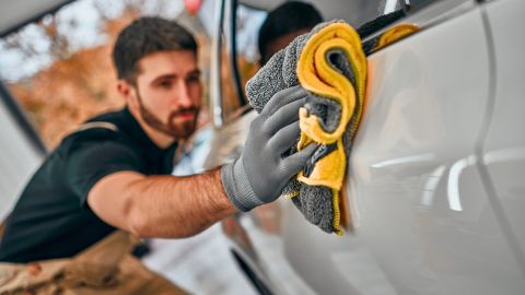 Trucos para dejar tu auto limpio y brillante con aceite