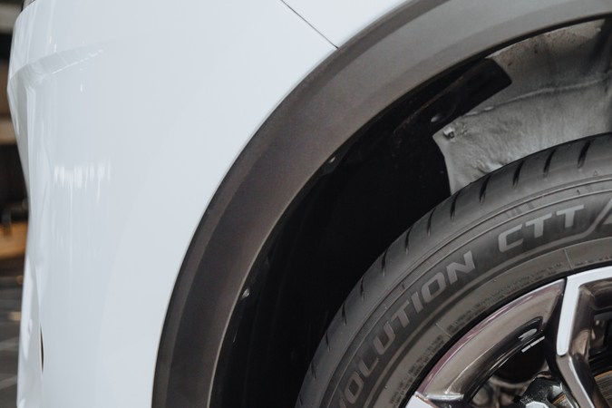 ¿Qué significa el punto rojo en las llantas de tu auto?