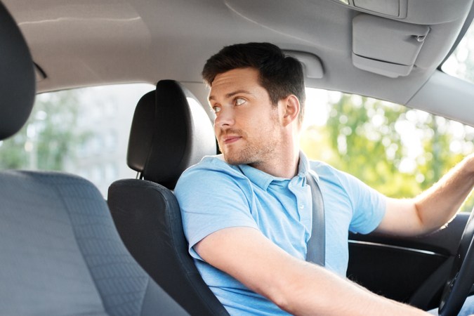 Kilometraje y conducción en reversa: cómo afecta el contador