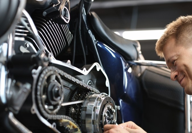 Embrague de la moto: cómo funciona, tipos y señales de fallo