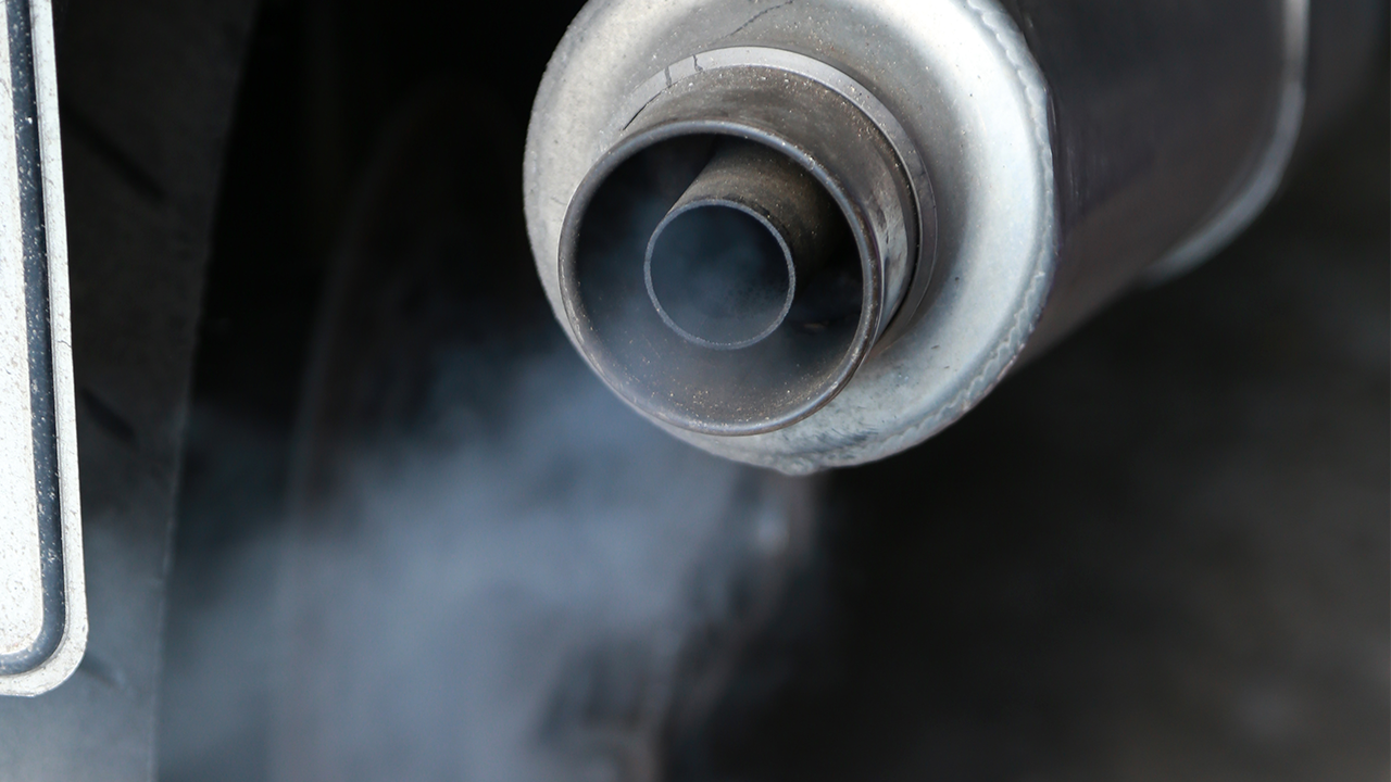 La falta de mantenimiento origina el humo blanco en las motos.