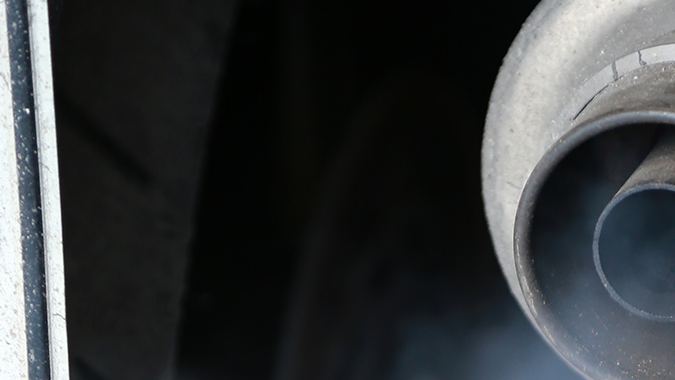 Las 5 causas del humo blanco en motos y cómo resolverlas