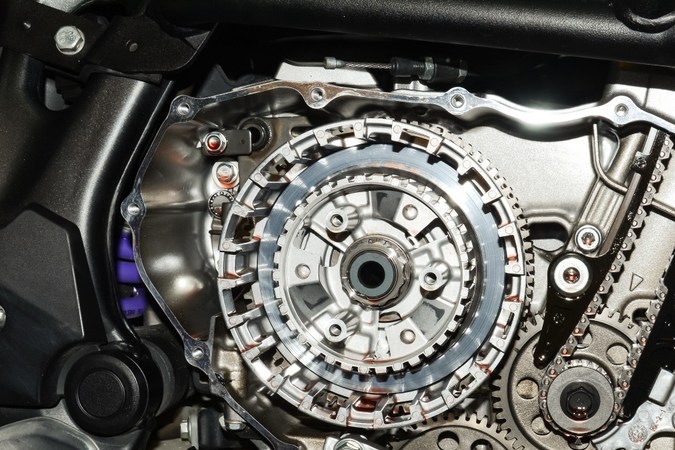 Embrague de la moto: cómo funciona, tipos y señales de fallo