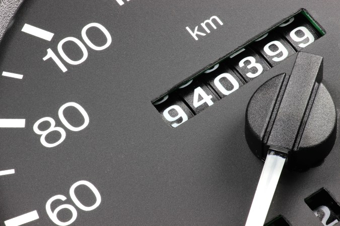 Kilometraje y conducción en reversa: cómo afecta el contador