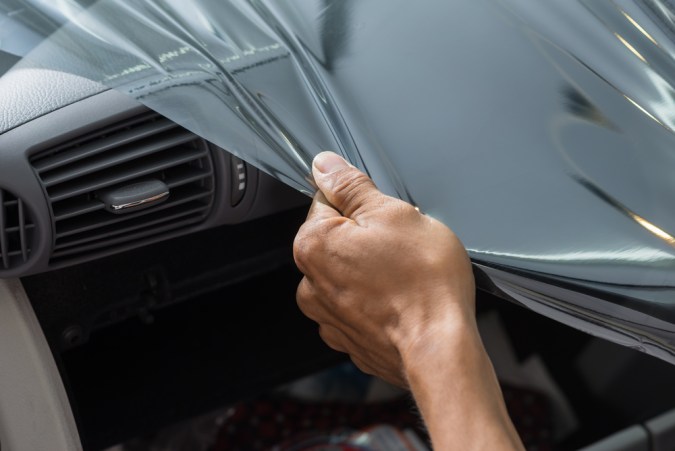 Cómo quitar el polarizado del auto de forma fácil y rápida