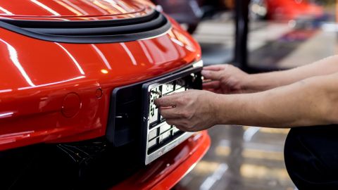 De 150$ a millonario: una matrícula de auto creo un imperio