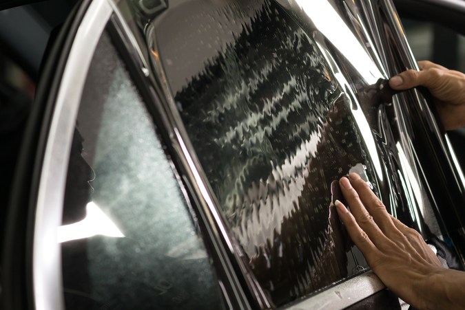 Cómo quitar el polarizado del auto de forma fácil y rápida