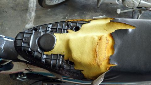 cómo se saca el asiento de moto