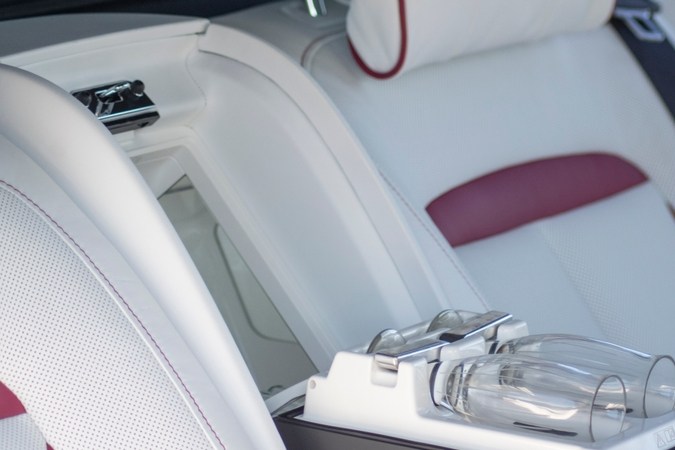 Tiktoker desvela el lujo del asiento trasero de un Rolls-Royce