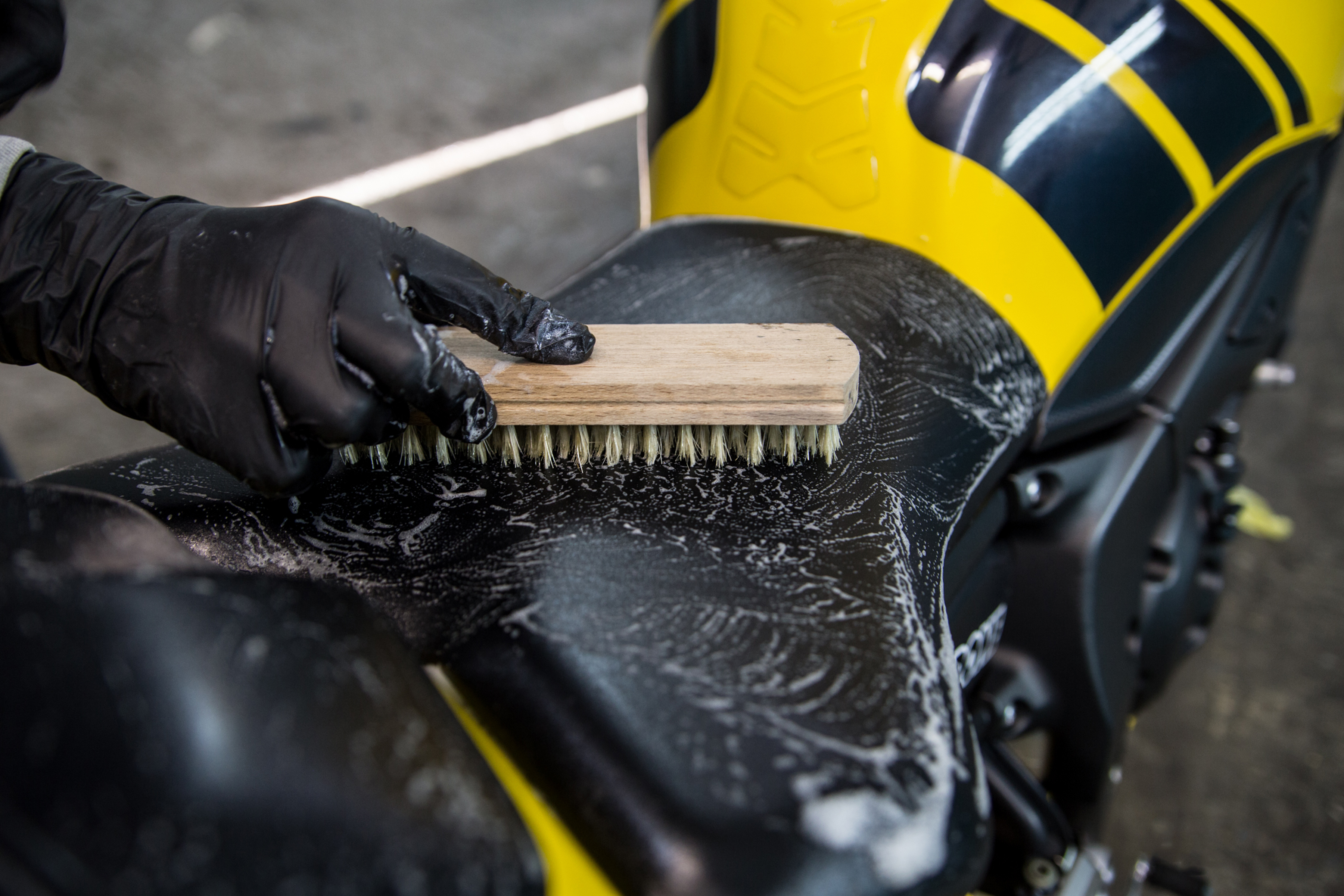 cómo reparar asiento de moto