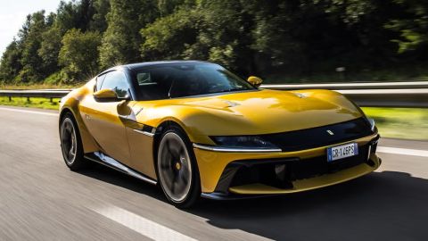 El Ferrari 12Cilindri 2025 acelerando en una carretera despejada, con su V-12 rugiendo mientras el paisaje pasa a toda velocidad.