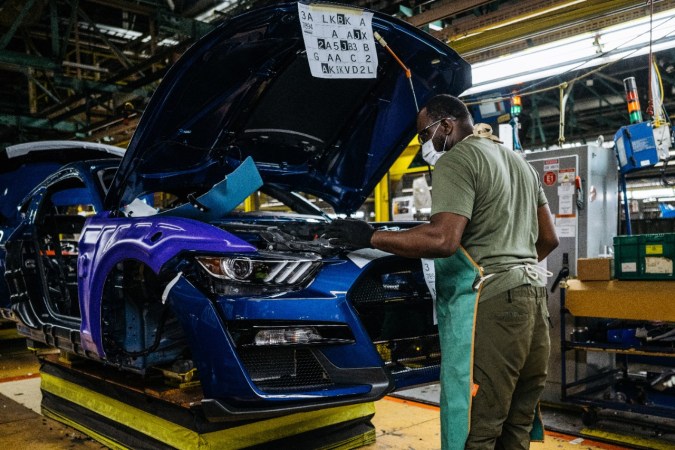 Ford cancela SUV eléctrico de tres filas y retrasa pickup