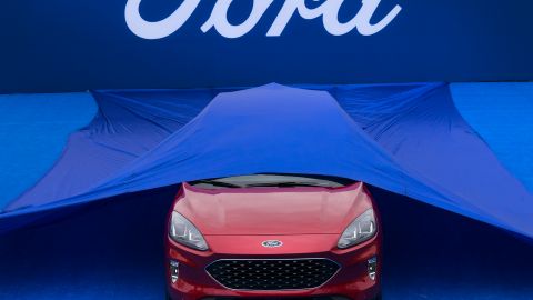 Ford cancela SUV eléctrico de tres filas y retrasa pickup