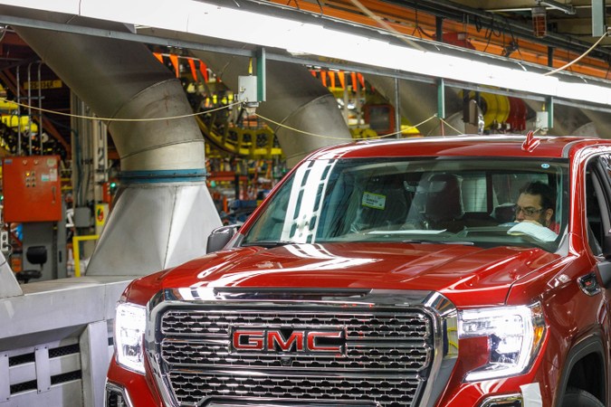 ¿Eres dueño de una Silverado o Sierra? Podrías recibir hasta $12,700