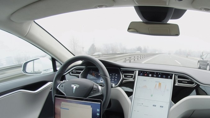 Investigación federal sobre conducción autónoma sacude a Tesla