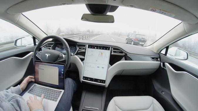 Investigación federal sobre conducción autónoma sacude a Tesla